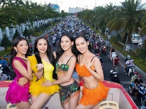 Thí sinh Miss World Vietnam 2022 gây tranh cãi khi mặc mát mẻ, nhún nhảy trên xe bus 2 tầng
