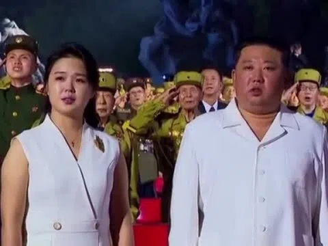 Đệ nhất phu nhân nhà lãnh đạo Triều Tiên Kim Jong-un nghẹn ngào khi hát quốc ca