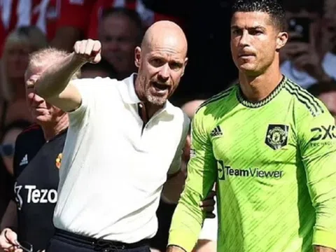 Huyền thoại Man UTD chê Ten Hag đối xử Ronaldo không công bằng, sẽ đến lúc 'Quỷ đỏ' xin CR7 ở lại