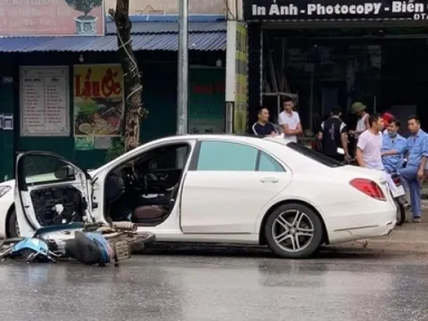 Xe Wave tông gãy cửa Mercedes S400 của nữ tài xế ở Thái Nguyên