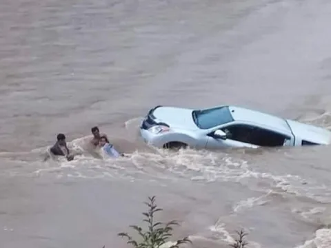 Video: Cố lái xe qua ngầm tràn, thầy giáo cùng ô tô suýt bị lũ cuốn trôi