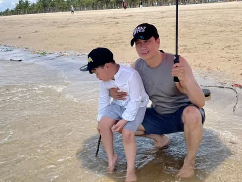 Việt Anh đưa con trai đi biển, fan yên tâm: May anh không đi Tây Ban Nha 