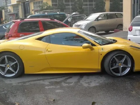 Siêu xe Ferrari 458 Italia bị 'bỏ quên' ở Hà Nội, phủ bụi dày đặc?