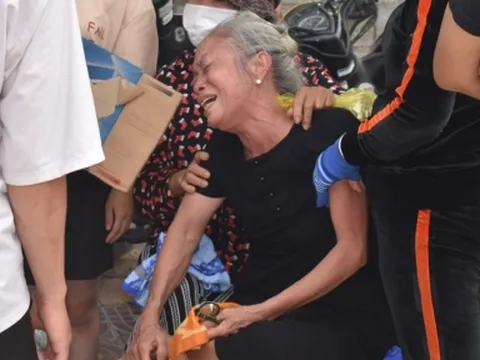 Người thân ngã quỵ trước cảnh 3 nạn nhân xấu số được đưa ra khỏi căn nhà bị cháy ở Ninh Thuận 