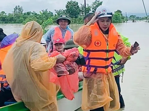 Thuỷ Tiên mặc áo mưa đi từ thiện ở Nghệ An, khẳng định đóng góp trong quá khứ đã phát huy hiệu quả 