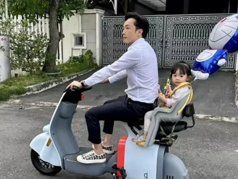 Cường Đô La vi vu cùng con gái trên xe máy điện, một chi tiết gây chú ý