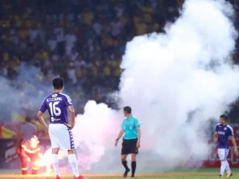 Trận Hà Nội FC vs HAGL: Pháo sáng cùng vật dụng nguy hiểm bị cấm đem vào sân