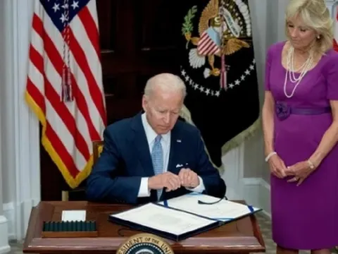 Nước Mỹ trải qua ngày lịch sử khi Joe Biden ký thông qua luật kiểm soát súng đạn