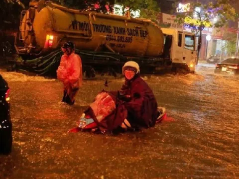 Mưa tầm tã nhấn chìm nhiều tuyến phố, người dân Hà Nội 'bơi' về nhà