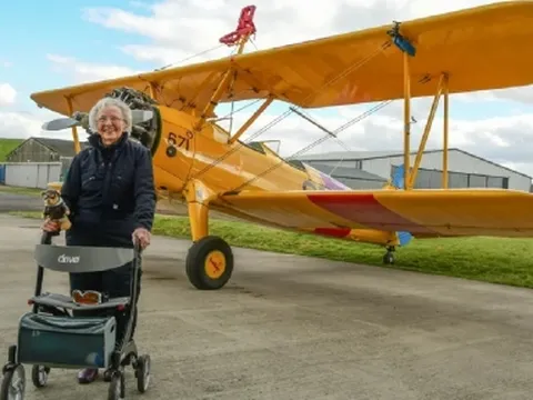 Thót tim xem cụ bà 93 tuổi đi bộ trên cánh máy bay nhào lộn