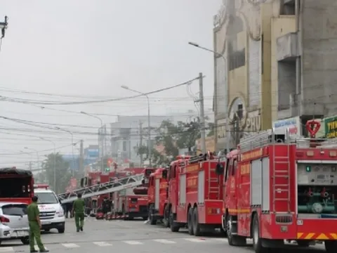 Đám cháy quán karaoke ở Bình Dương bùng phát lại, đã 14 nạn nhân mất mạng