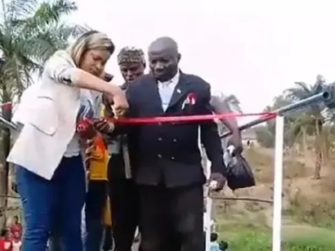 Video: Hú hồn cầu sập đúng lúc cắt băng khánh thành