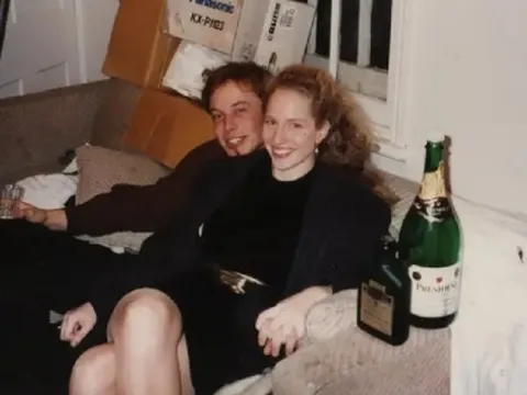 Kỷ vật tình yêu của tỷ phú Elon Musk bị bạn gái cũ bán đấu giá, hot nhất là tấm thiệp sinh nhật 8 chữ