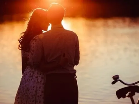 Ngày mai, 4 con giáp này vận đào hoa nở rộ, tình duyên viên mãn