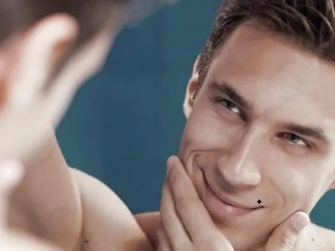 2 nốt ruồi của người đàn ông tiêu tiền như phá, không giữ được của