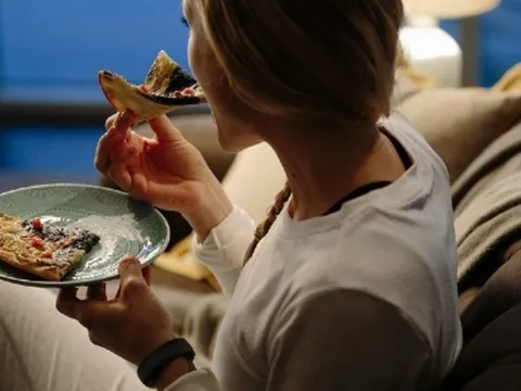 Bỏ ngay thói quen ăn đêm nếu bạn không muốn phải điều trị tâm thần