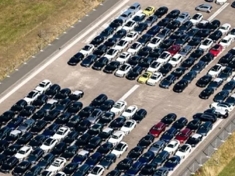 Hàng nghìn xe Mercedes mới tinh 'đắp chiếu' ở sân bay vì thiếu thứ linh kiện bé nhỏ