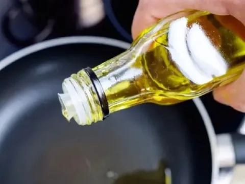 Nhiều người dùng dầu ăn hết hạn mà không biết