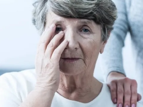 8 dấu hiệu sớm của chứng sa sút trí tuệ, người tính khí thất thường hãy cẩn thận