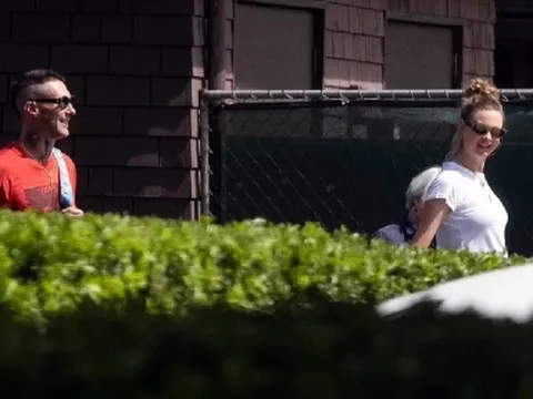 'Nụ cười như nắng hạ' của vợ chồng Adam Levine giữa tâm bão ngoại tình