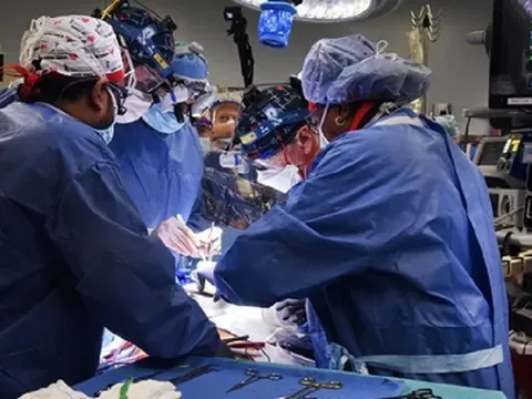 'Chiến binh' 5 tuổi giành giật sự sống chỉ với nửa trái tim