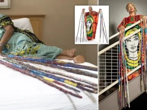 Nỗi khổ của người mẹ 25 năm không cắt móng tay tưởng nhớ con gái