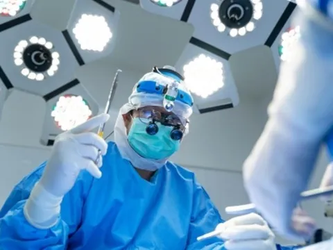 Hy hữu: Bệnh nhân bị mù vì bác sĩ cắt bỏ nhầm mắt