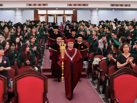 Vụ hiệu trưởng cầm quyền trượng trong lễ trao bằng tốt nghiệp dưới góc nhìn luật sư