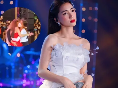 Hòa Minzy ghi điểm tuyệt đối chỉ với hành động này khi gặp được 'fan cứng' 8 năm