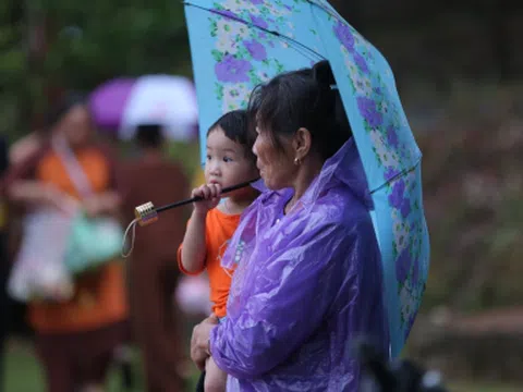 Chùm ảnh lễ Vu Lan: Ngấn lệ cài 'bông hồng trắng'