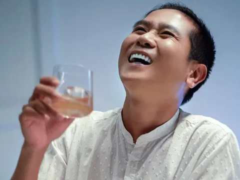 Nhạc sĩ Hồ Hoài Anh nhận tin vui bất ngờ sau khi trở về từ Tây Ban Nha cùng diễn viên Hồng Đăng