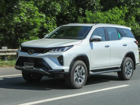 Giá lăn bánh Toyota Fortuner mới nhất tháng 8/2022: Sẵn sàng vùi dập Hyundai Santa Fe, Ford Everest