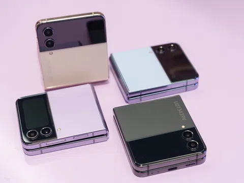 Trên tay Galaxy Z Flip4: Chiếc điện thoại 'nắp gập' gọn gàng dành cho mọi đối tượng!