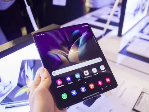 So sánh kích thước của Galaxy Z Fold 4 và các điện thoại gập khác: Mỏng và nhẹ hơn Huawei Mate X2