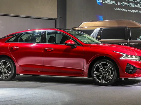 Giá lăn bánh Kia K5 tháng 8/2022: Hấp dẫn khó bỏ qua, quyết tâm ‘ăn tươi nuốt sống’ Toyota Camry