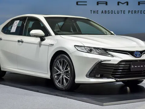 Giá lăn bánh Toyota Camry mới nhất tháng 9/2022: Siêu hấp dẫn, ‘nghiền nát’ Mazda6 và Kia K5