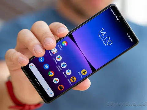 Mở hộp trên tay Sony Xperia 5 IV: Không có gì ngoài điện thoại, không có cả cáp sạc