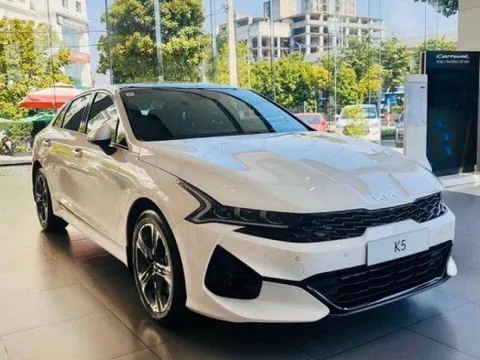 Kia K5 giảm giá sập sàn khiến khách Việt ‘sốt sình sịch’, Toyota Camry và Mazda6 ‘choáng váng’