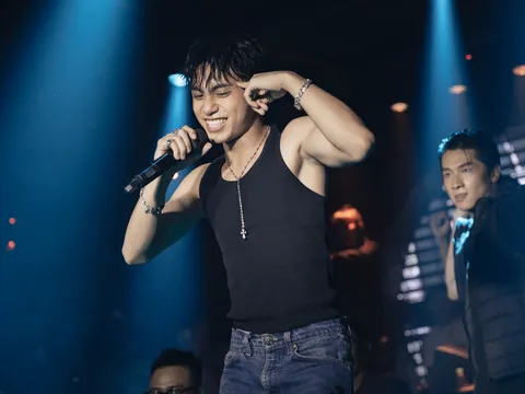 ‘Team qua đường’ bắt trọn cảnh em trai Sơn Tùng đang đi ăn, nhan sắc đời thực gây sốt mạng xã hội