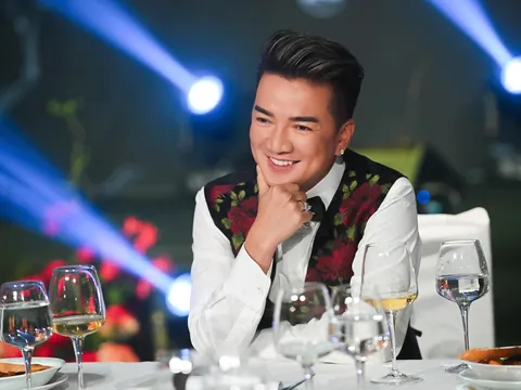 Đàm Vĩnh Hưng có tuyên bố gây ngỡ ngàng sau khi công khai hôn Hoa hậu Hương Giang ở sự kiện lớn