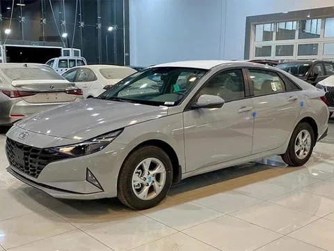 Nhân viên bán hàng thông báo giá Hyundai Elantra 2023 ở mức khó tin, khiến Kia K3 ngẩn ngơ