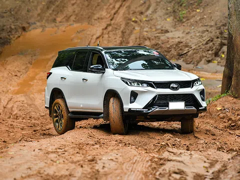 Giá xe Toyota Fortuner lăn bánh mới nhất tháng 9/2022: Quá hấp dẫn, chinh phục trái tim khách Việt