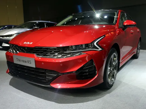 Giá xe Kia K5 lăn bánh tháng 10/2022: Rẻ hơn nhiều so với Toyota Camry