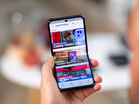 Giá Galaxy Z Flip4 tháng 10/2022 chỉ từ 21 triệu có đáng mua hơn iPhone 13?