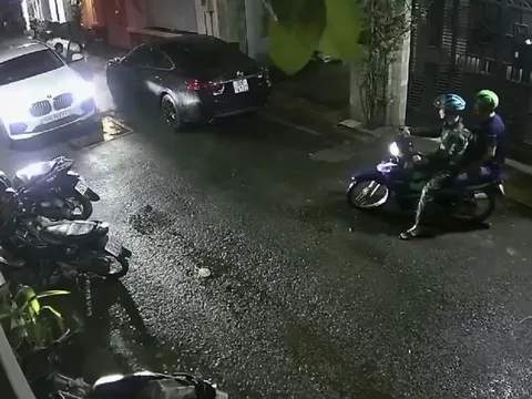 Clip chủ xe sang BMW 'trút giận' lên xe máy bên đường khiến CĐM bức xúc