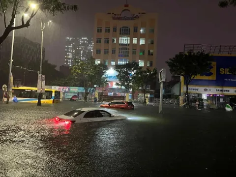 Đà Nẵng: Loạt ô tô 'chôn chân' trên đường do chết máy sau trận mưa lịch sử