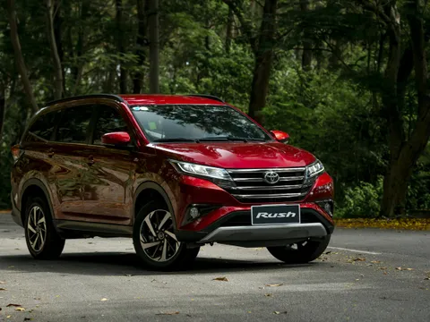 Giá lăn bánh Toyota Rush 10/2022: Thách thức Suzuki XL7