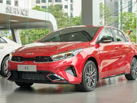 Giá lăn bánh Kia K3 tháng 10/2022: Thách thức lớn cho Toyota Corolla Altis