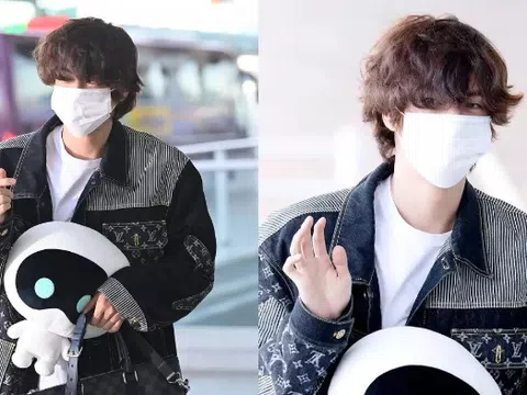 Jin (BTS) bị bắt gặp ớ sân bay Argentina, ôm 1 nhân vật lạ trong tay