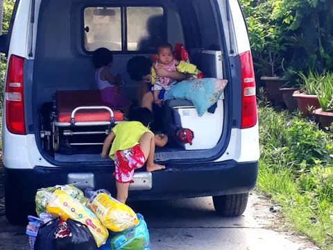 Kiên Giang: Xót xa hình ảnh các em nhỏ leo lên xe cứu thương đi cách ly tập trung